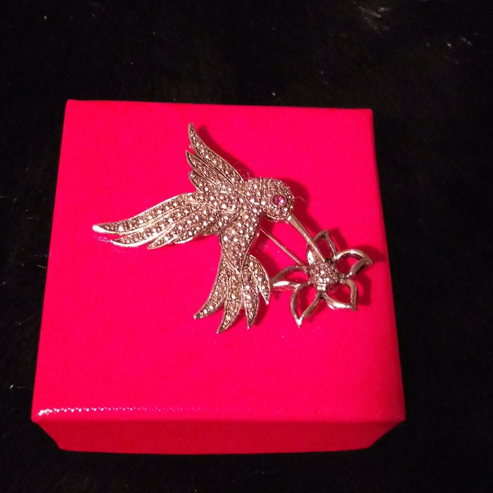 AVON SILVER HUMMINGBIRD WITH FLOWER BROOCH NWOT